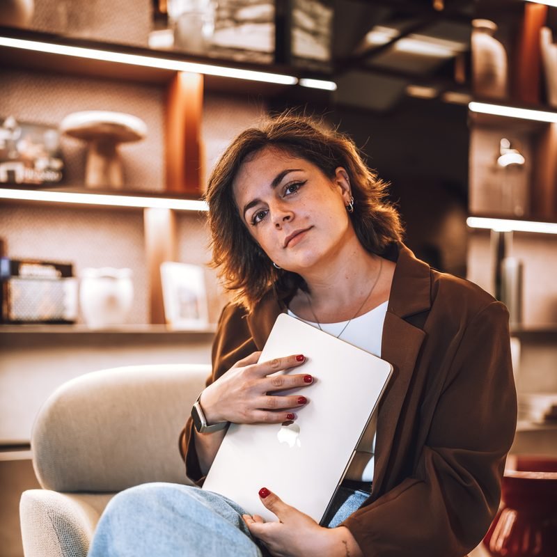María Barrales con su portátil